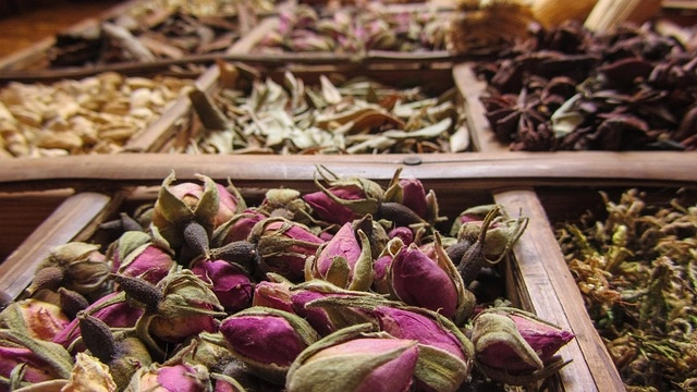 Cacharel Perfume: Safety & Staining – Understanding Key Ingredients for Sensitive Skin